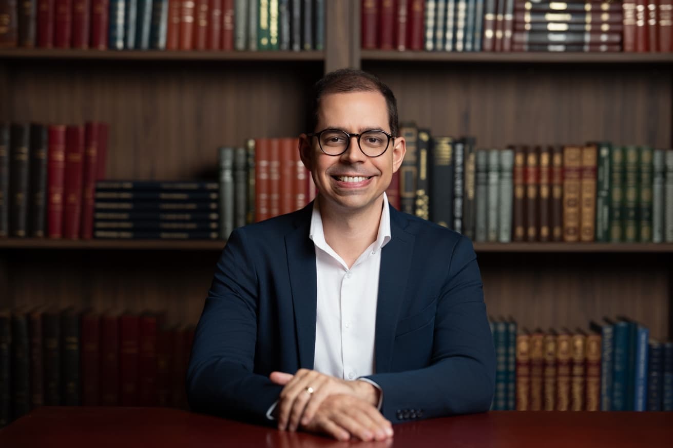 Dr. Rodrigo Jesus em sua biblioteca